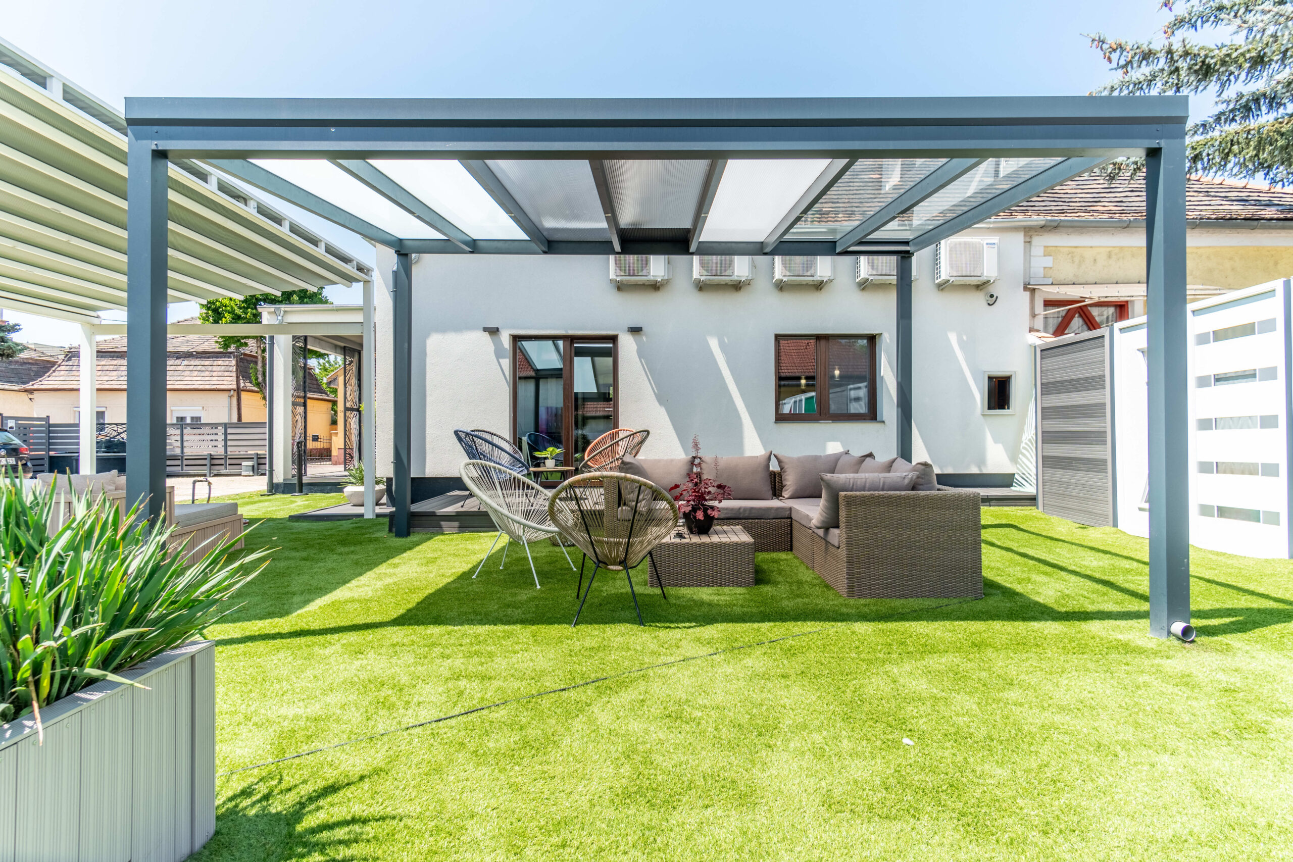 Fixtetős pergola polikarbonát fedéssel