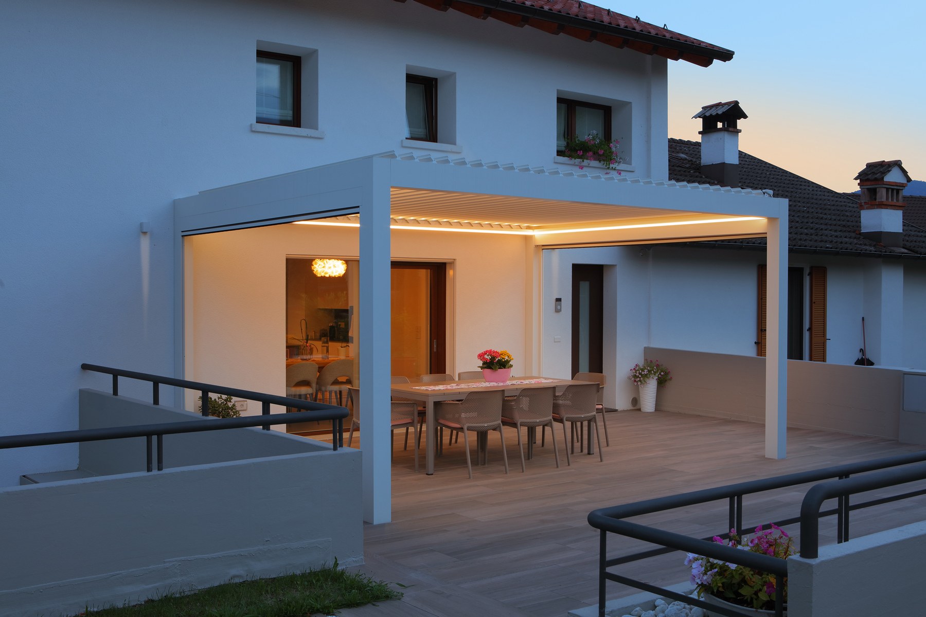 Fehér pergola esti világítással – YCO gyártói inspiráció